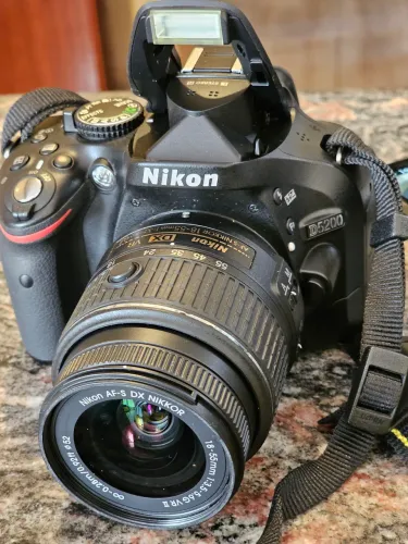 Câmera Nikon 5200 com lente do kit