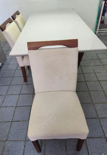 Mesa de Jantar + Seis Cadeiras em Madeira