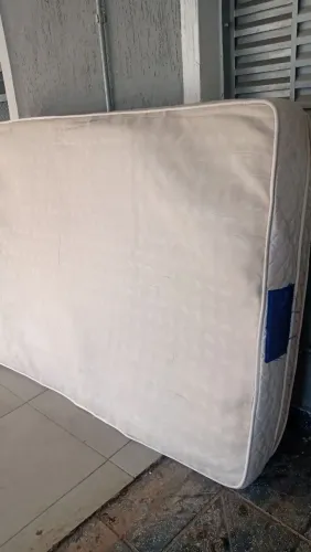 Colchão de casal de mola e espuma confortável detalhes no tecido