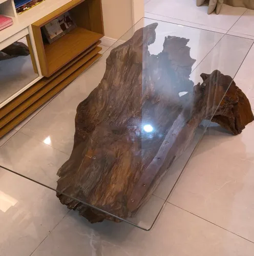 MESA DE CENTRO RÚSTICA EM TRONCO NATURAL COM TAMPO DE VIDRO - PEÇA EXCLUSIVA<br>
