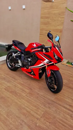 CBR 650 R 2021 VERMELHA
