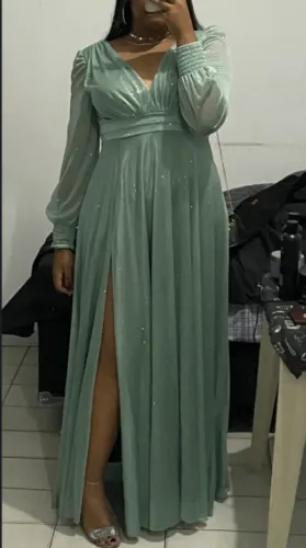 Vestido de festa longo com fenda verde água com brilho