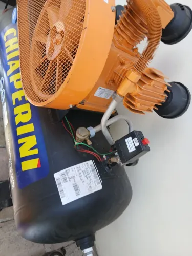 Compressor de ar 30 pes 7,5 HP 200L 220/ 380 trifásico marca CHIAPERINI