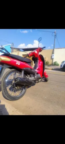 Moto cinquentinha em bom estado de conservação