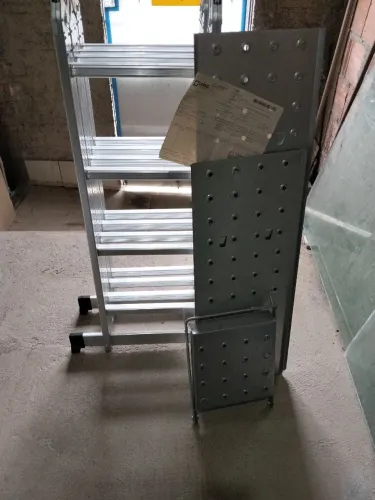 VENDO ESCADA ? PLATAFORMA. QUATRO METROS E MEIO. SEMINOVA R$500,00, COM NOTA