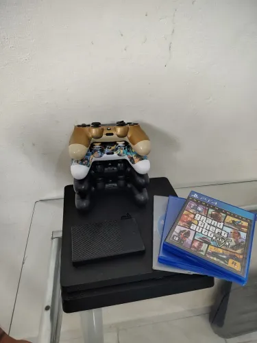 Ps4 com 10 jogos e 4 controles.