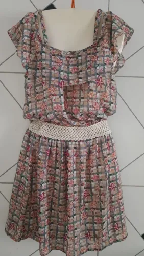 Vestido floral com cinto de crochê