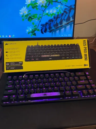 Teclado Gamer Mecânico Corsair K65 Pro Mini, RGB, Switch Corsair OPX, Preto