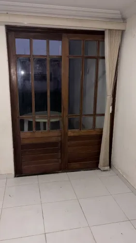 02 Portas de madeira com pequenas janelas de vidro