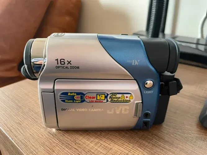 Filmadora JVC GR-D33U MiniDV - Relíquia Anos 2000 / Estética Retro Y2K