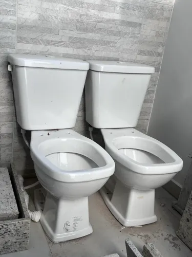 Vaso sanitário com bacia acoplada 