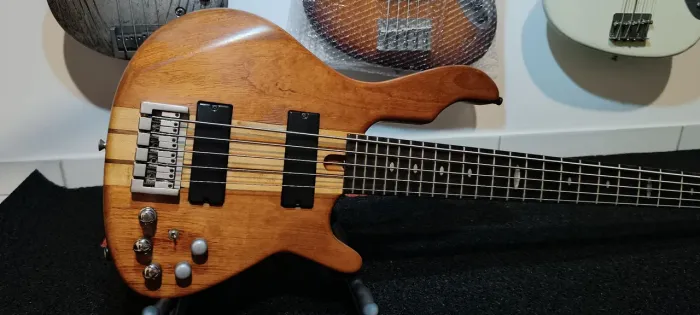 Contra baixo luthier faço volta em baixo fender do meu interesse