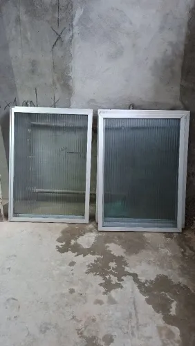 Janelas de vidro canelado med 1.13 X 83 P/ usar com dobradiça buscar na Terra firme