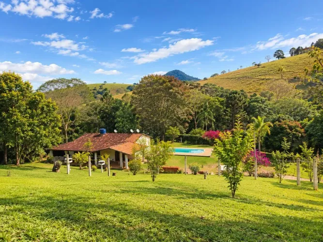 Sítio de 2,4 Hectares com Casa Sede - Riacho, Nascente, Piscina