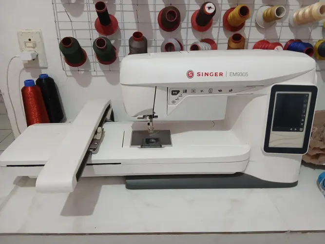 Maquina de bordar Singer em9305