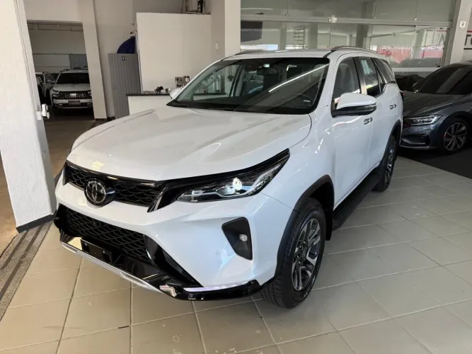 Toyota Hilux SW4 SRX Plat. 4X4 2.8 TB Die. Aut. 2026
