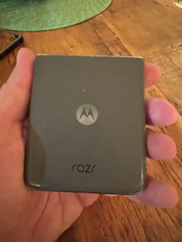 Motorola Razr 50 - Excelente Estado | Apenas Tela Frontal Quebrada