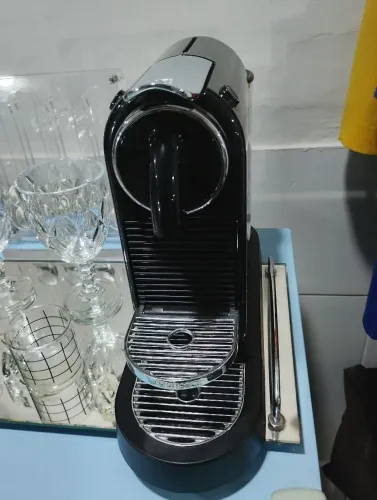 Cafeteira Nespresso com Suporte Acrílico 