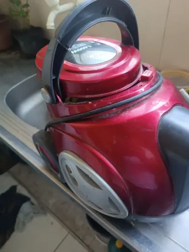 Aspirador 1.400watss marca LG, usado sem a mangueira.