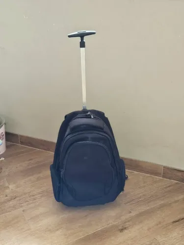 Mochila semi nova e linda! 