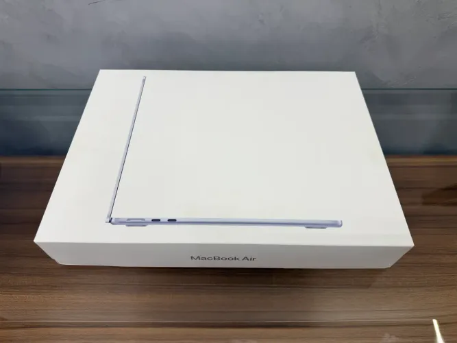 MacBook Air M4 16GB 256RAM Silver.