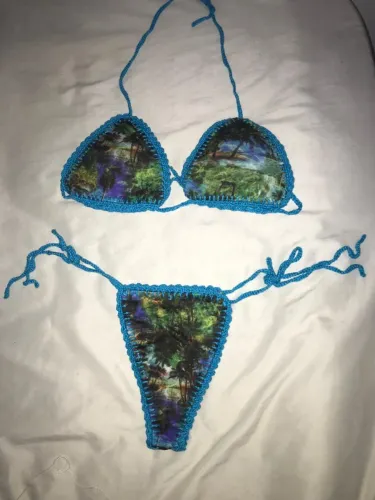 Biquíni tecido contornado com crochê 