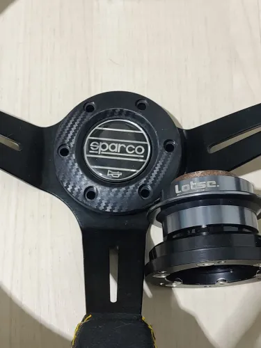 Volante Sparco e cubo de saque rápido 