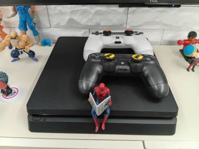 PS4 slim, 500 gb, 2 manetes