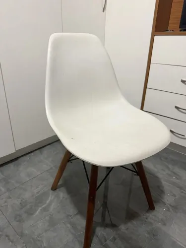 Eames Eiffel branca, com pés de madeira usada