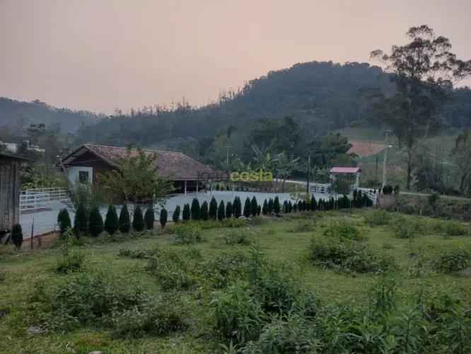 Sítio à Venda em Águas Mornas com 2 Quartos por R$590 Mil
