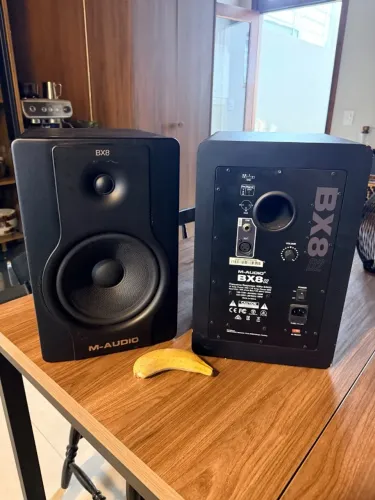 Par M-Audio BX8 D2 8" 130W Monitor de Estúdio Ativo