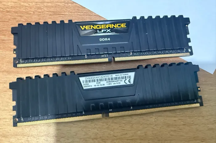 Kit 2x Memória Corsair Vengeance LPX 8GB DDR4 2400MHz - 16GB