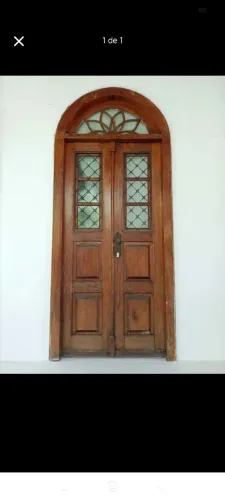 Porta centenária de madeira maciça