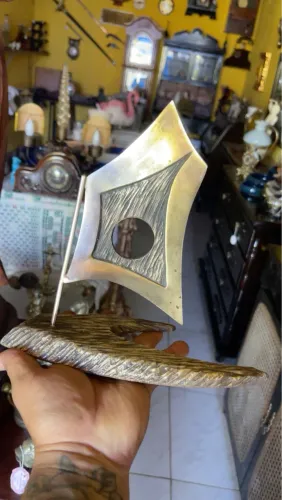 Linda e antiga caravela em bronze maciço
