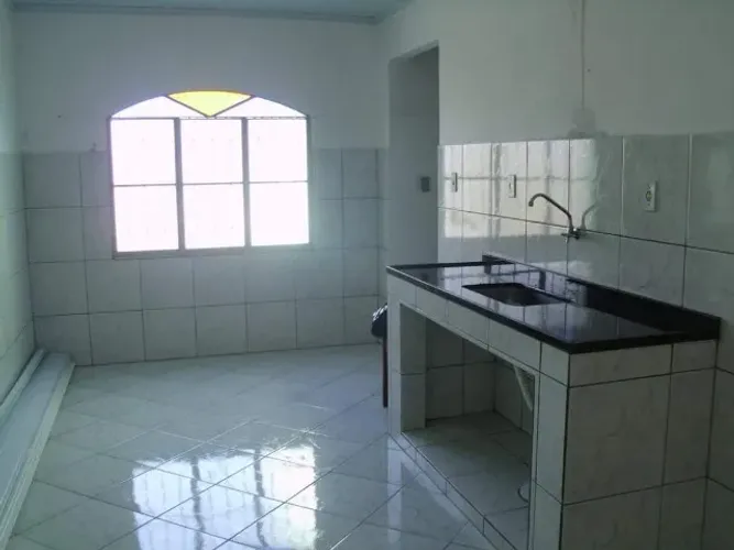 CASA DOIS QUARTOS, SALA, COZINHA E BANHEIRO, GARAGEM PARA 2 QUARTOS