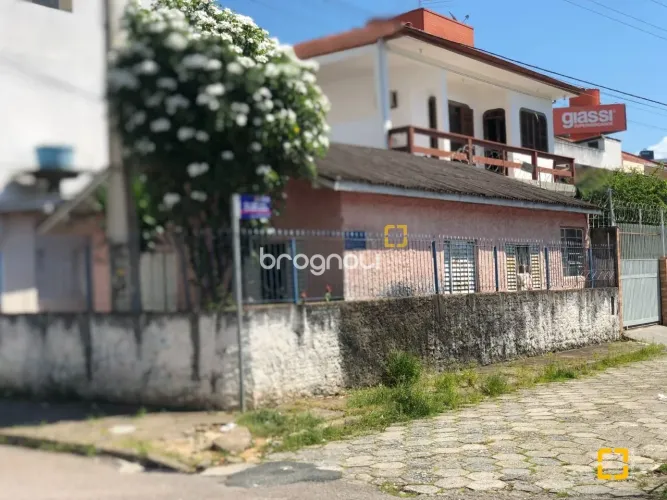 Vendo casa e ponto comercial no bairro Campinas - São José/SC.