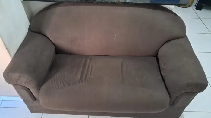 SOFÁ 2 LUGARES, SEM MARCAS DE USO, valor negociável