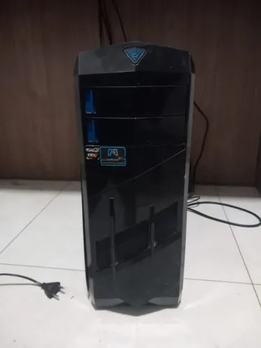 Pc gamer com varios acessórios 