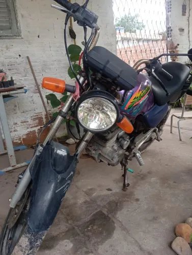 Estrada 200 cilindradas (marca Honda)