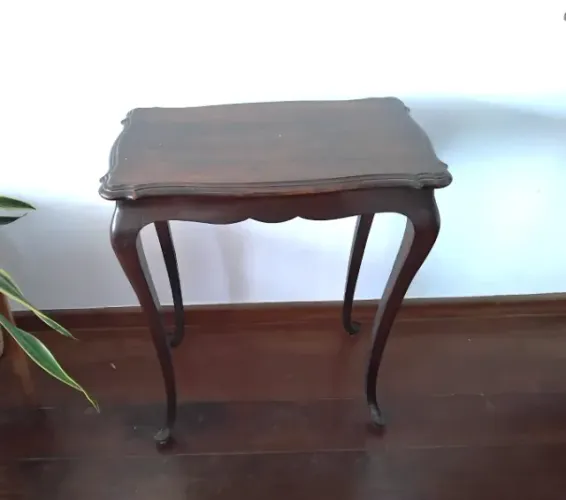 Mesa de canto estilo Chipandalle em madeira maciça