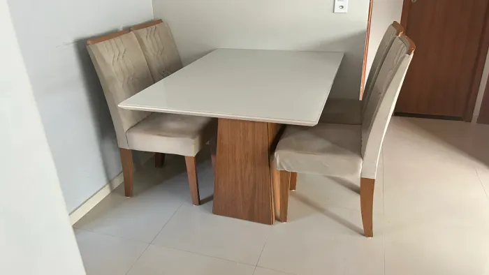 Mesa de Jantar com 4 Cadeiras.