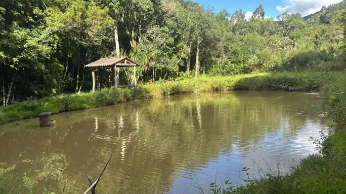 Vendo chácara 20.000 com casa contendo 3 quartos