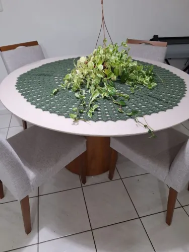 Mesa de Jantar semi nova+4 cadeiras revestidas em linho.