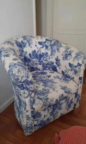 Poltrona barril estofada em tecido de algodão com estampa floral estilo Toile de Jouy
