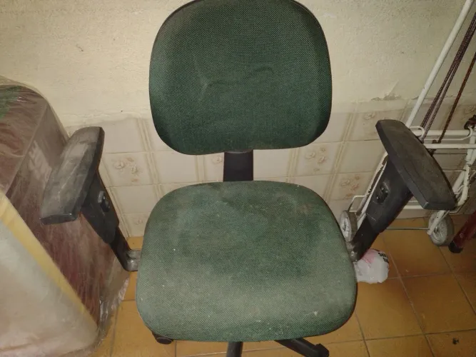 Poltrona executiva com regulagem e rodinha completa.