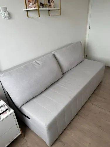 Sofá cama estiloso cinza claro em linho. Abre e fecha muito fácil.