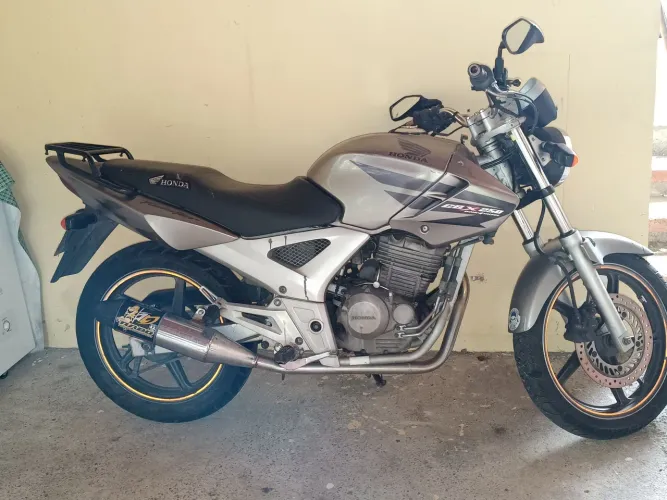 Vendo ou troco documentos ok moto andando perfeitamente 