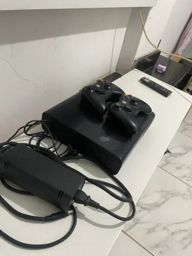 XBOX 360 COM DOIS CONTROLES ORIGINAIS. .