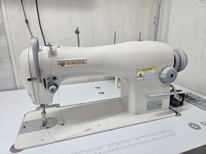 Máquina de Costura Industrial Singer - R$ 1.200,00