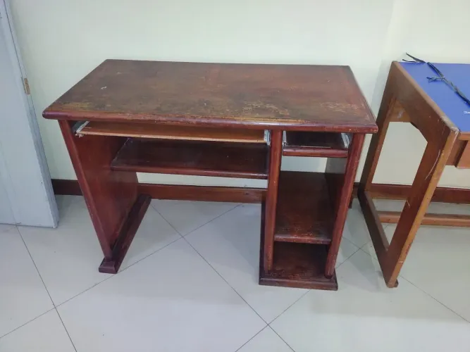 Rack para computador, tipo escrivaninha, em Mdf, original. E outros!
